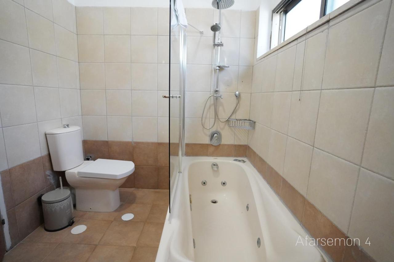 Yalarent Afarsemon Apartments With Pool - For Families & Couples Eilat Esterno foto